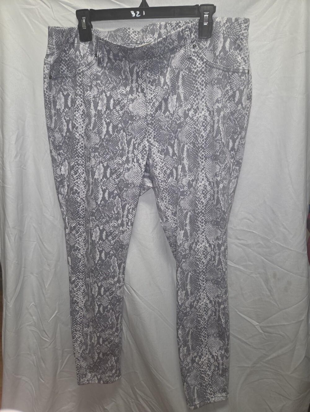 Terra & Sky Women's 1X Gray Snake Print Leggings W Beltloops & Rear Pockets Only